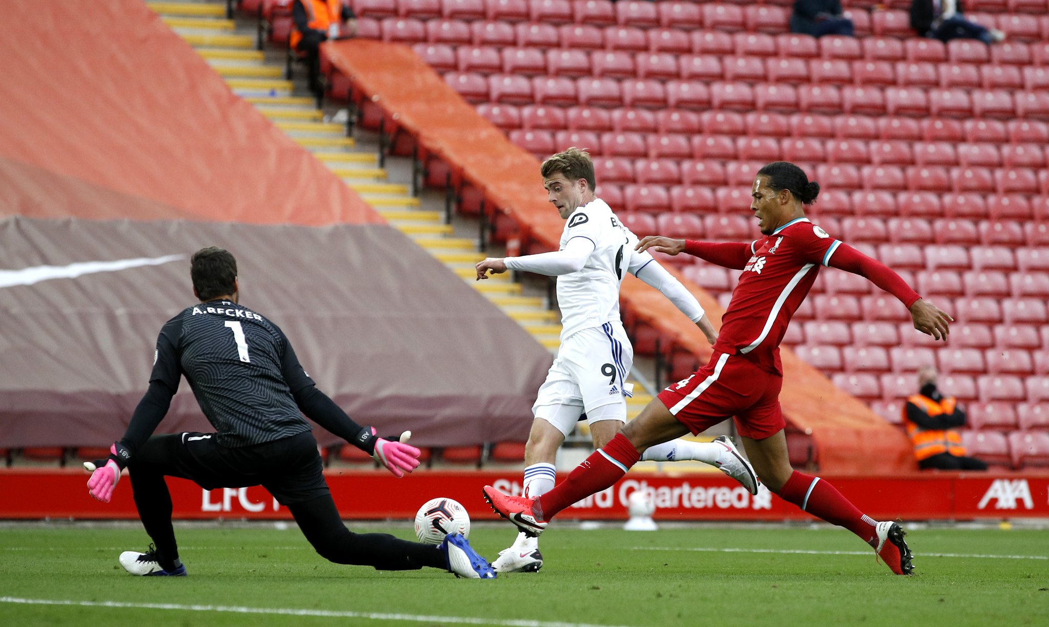 她更是凭借 她更是凭借